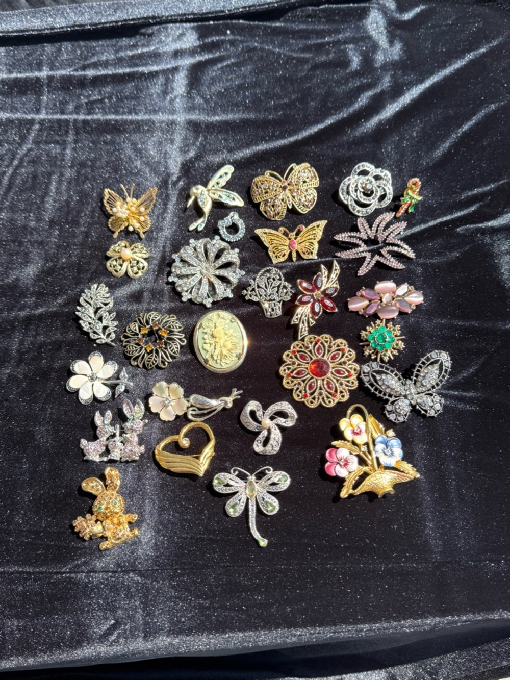 Assorted Women's Decorative Brooch Pin Set Lot in Gold and Silver Tones